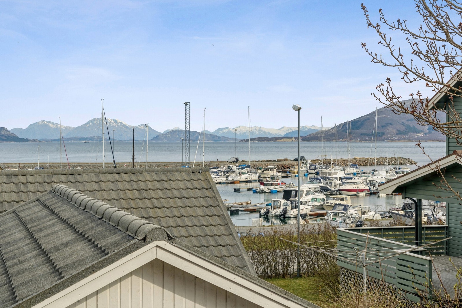 Utsiktsbildet tatt fra soverommet, og viser kort vei ned til sjøen og båthavnen. Galleribilde