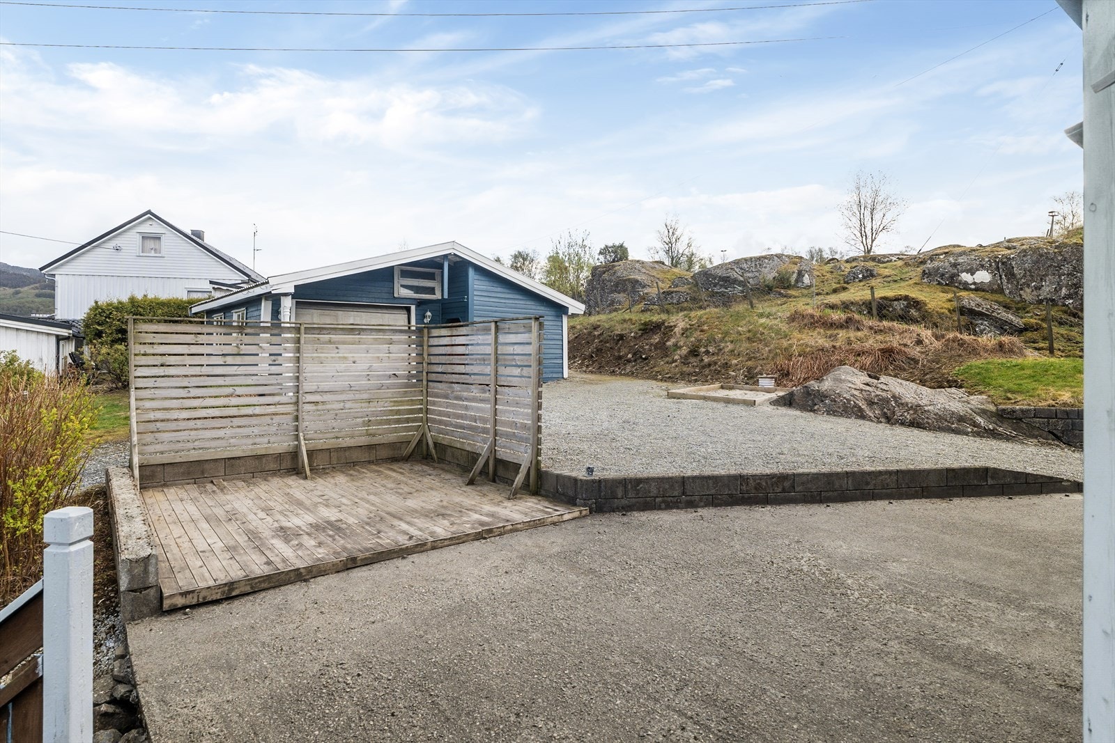 Lun og usjenert uteplass Galleribilde
