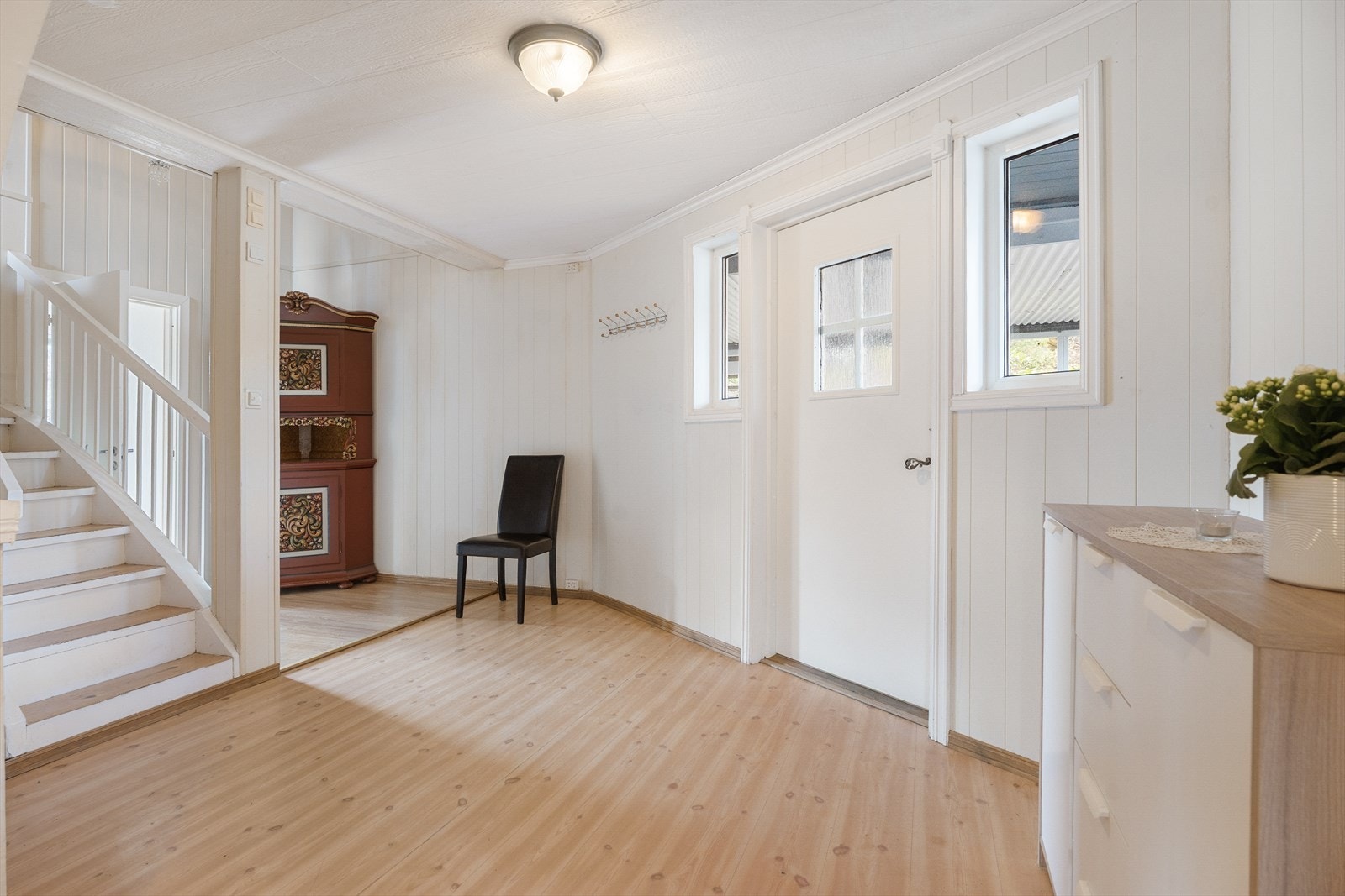 Hall med god plass til å henge fra seg yttertøy Galleribilde