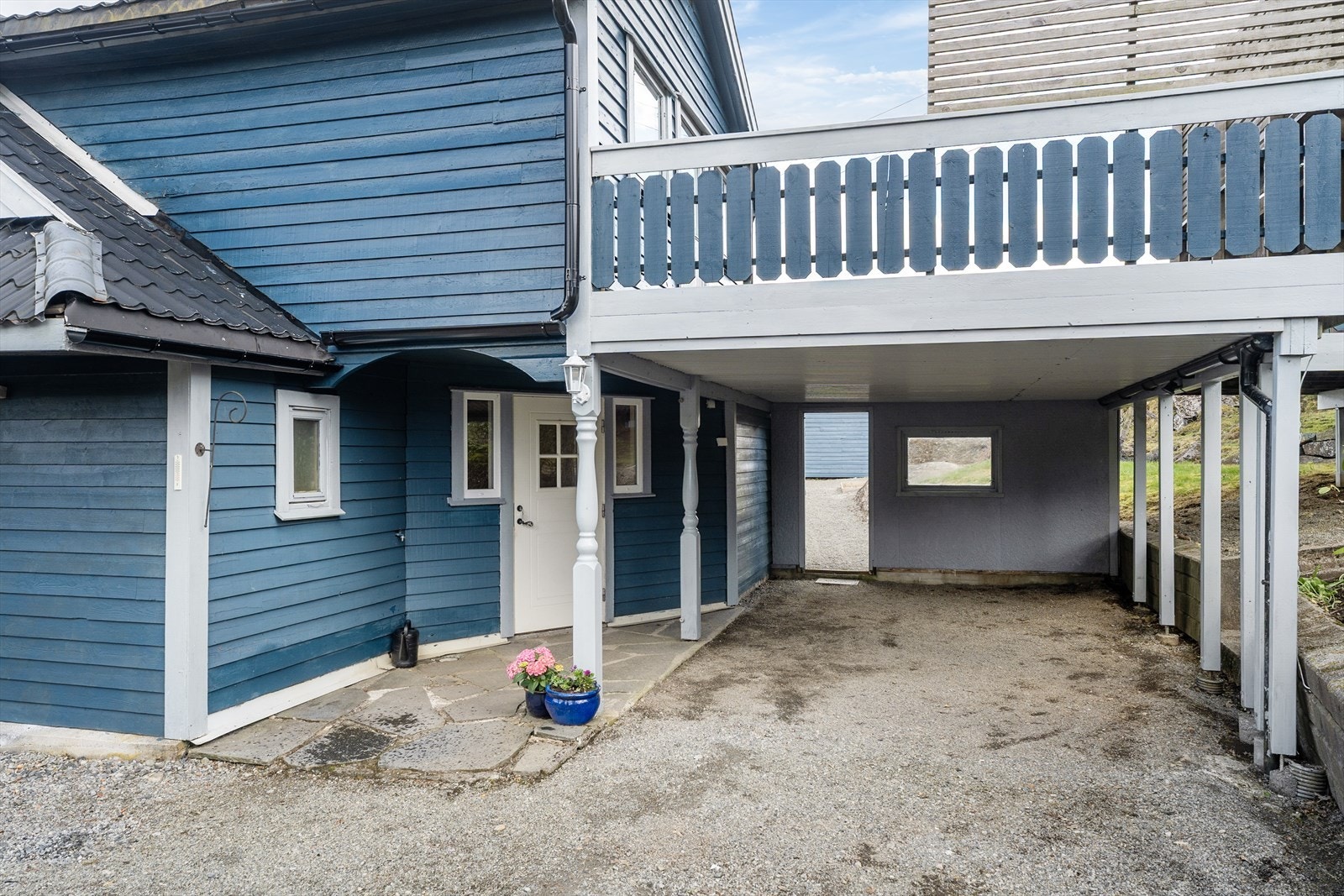 Gode parkeringsmuligheter i carport, garasje og i eget gårdsrom Galleribilde