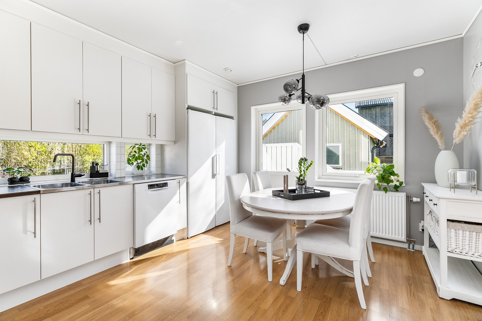 Gjennom kjøkkenets terrassedør kan morgenkaffen tas med rett ut i solen på terrassen. Galleribilde