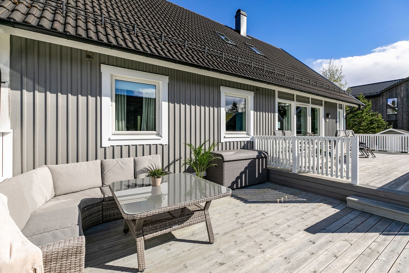 Den store terrassen kan utnyttes med flere ulike sittegrupper og gir familien mye boltreplass i helt egne omgivelser utendørs. Galleribilde