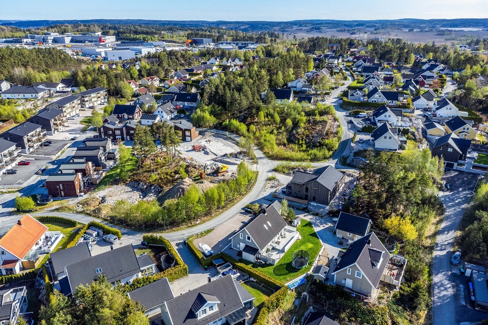 Boligområdet har et barnevennlig miljø med mulighet for lek og utfoldelse i nabolaget. Barnehage finnes også internt i nabolaget. Galleribilde