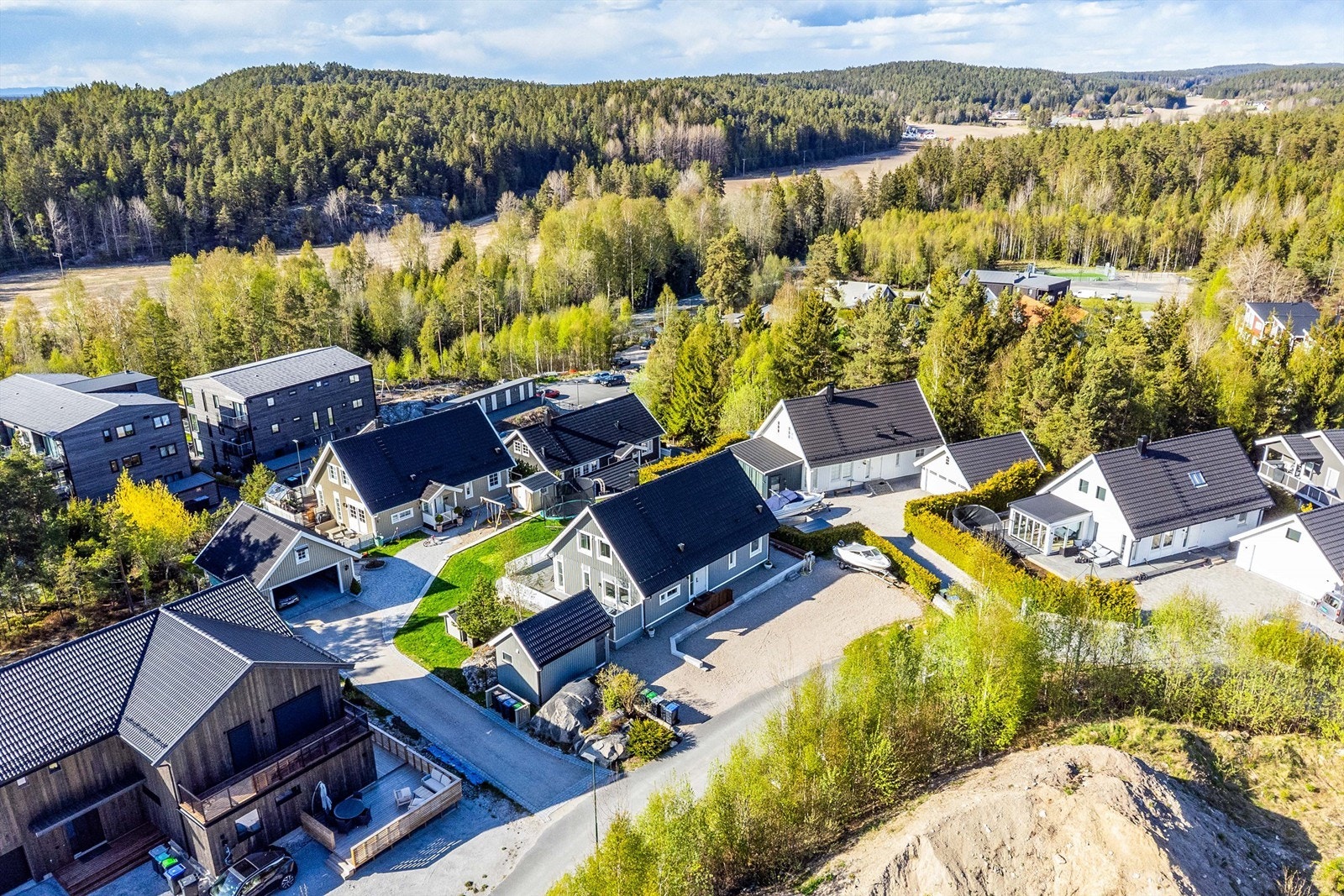 I Ryllikveien bor du landlig og får nærmest umiddelbar tilgang til store skogsområder med mange turmuligheter. Galleribilde