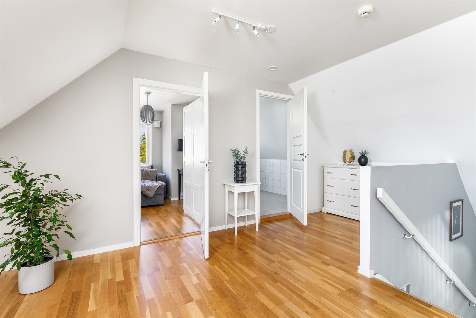 Et ekstra soverom vegg i vegg med badet er i senere år skilt ut fra loftstuen. Galleribilde