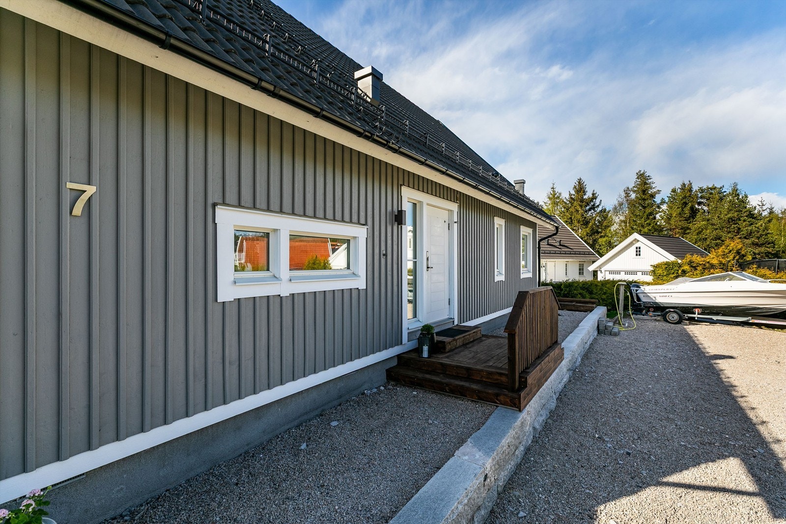 Lader til EL-bil er montert ved gårdsplassen. Galleribilde