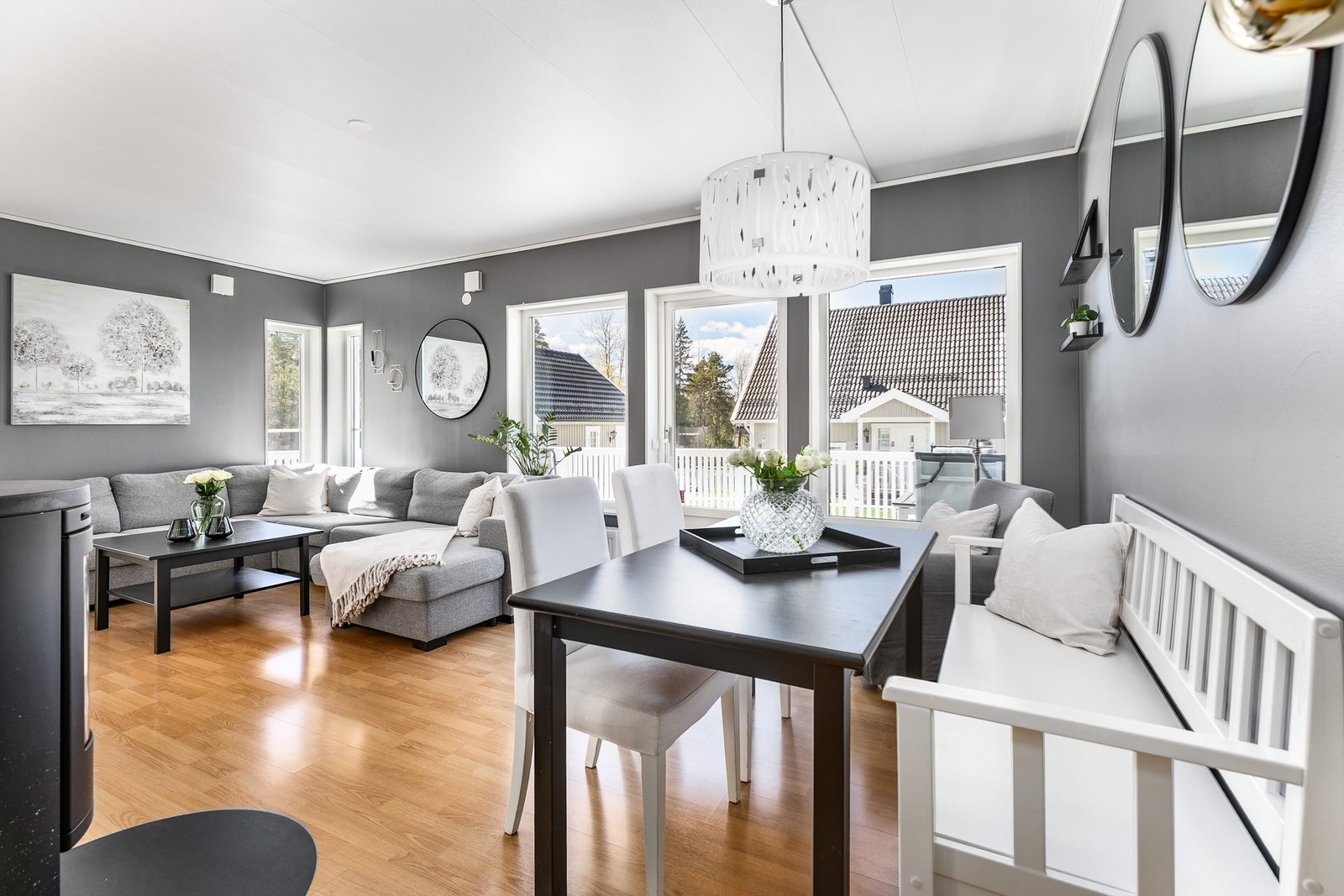 Foruten vedovn i stuen varmes etasjen opp med radiatorer som begrenser strømforbruket. Galleribilde