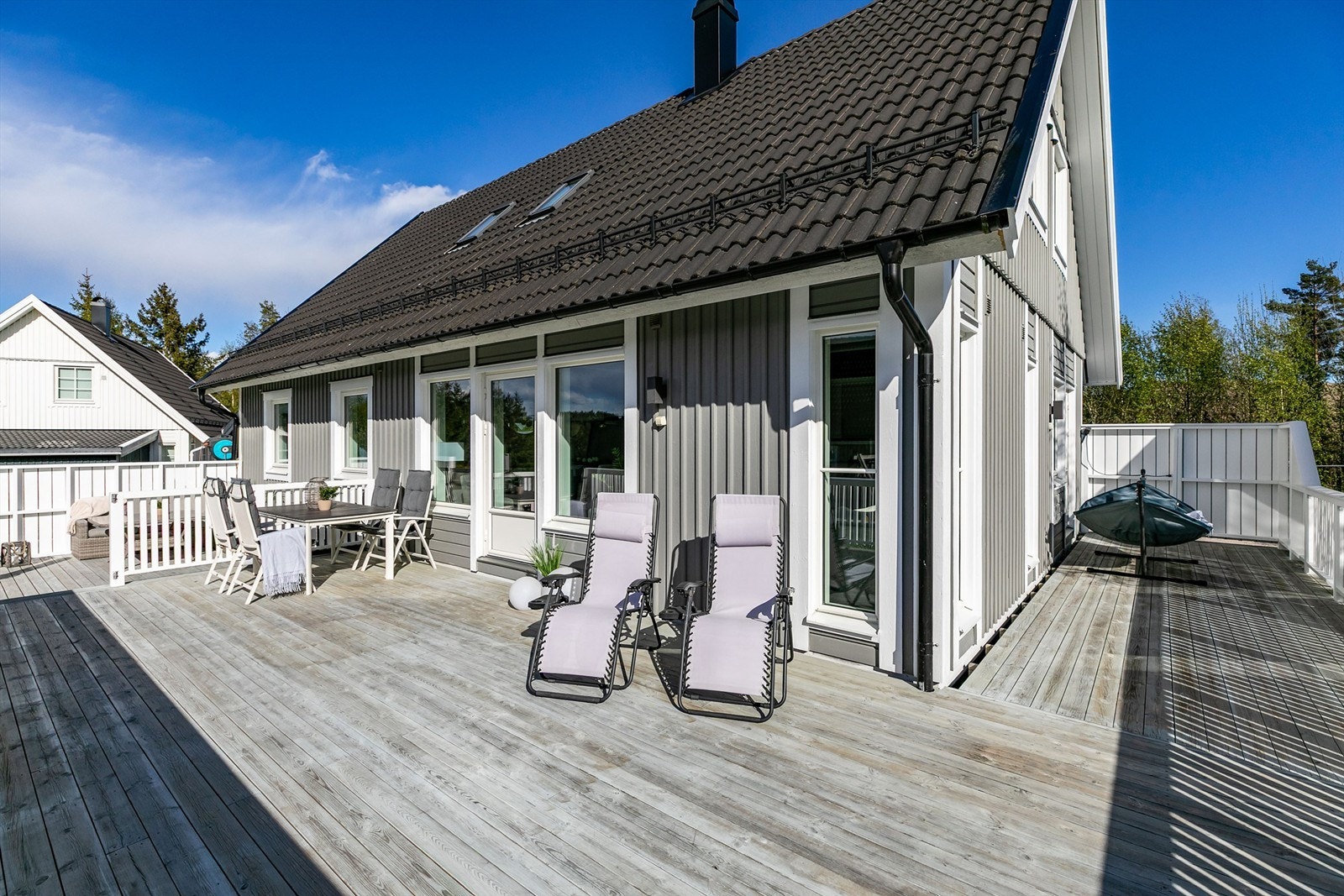 Hjørneterrasse på nesten 80 kvm. omfavner boligens mest solutsatte sider. Galleribilde