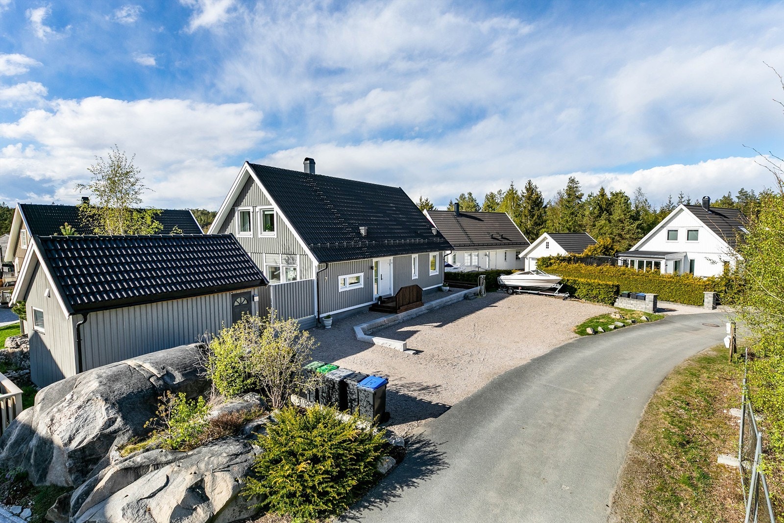 På den grusede gårdsplassen er det oppstillingsmulighet for flere biler, tilhenger og båt i vinteropplag. Galleribilde