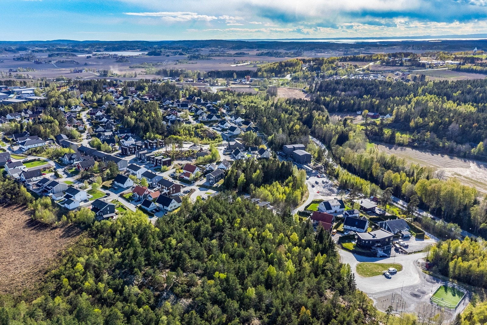 Et stort, felles aktivitetsområde er anlagt ved innkjøringen til feltet. Her stopper også skolebuss. Galleribilde