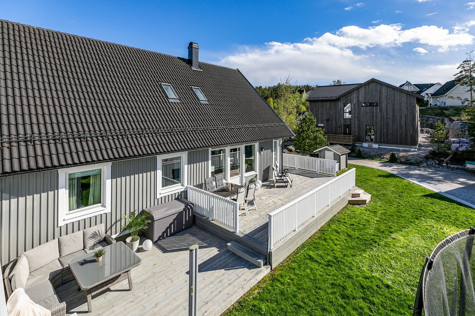 Arealene utomhus er opparbeidet over tid siden boligen ble oppført, blant annet med en lettstelt hage på tomtens solfylte vestside.
Fotograf; Børge Oppegård. Galleribilde