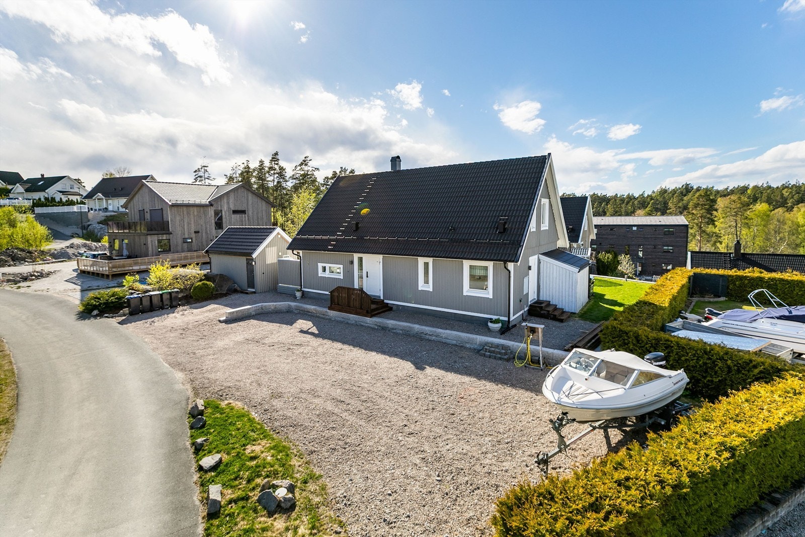 Boligen er en meget familievennlig modell av typen Kalmar fra SmålandsVillan, oppført i 2010. Fasaden er malt i senere år.
Fotograf; Børge Oppegård. Galleribilde