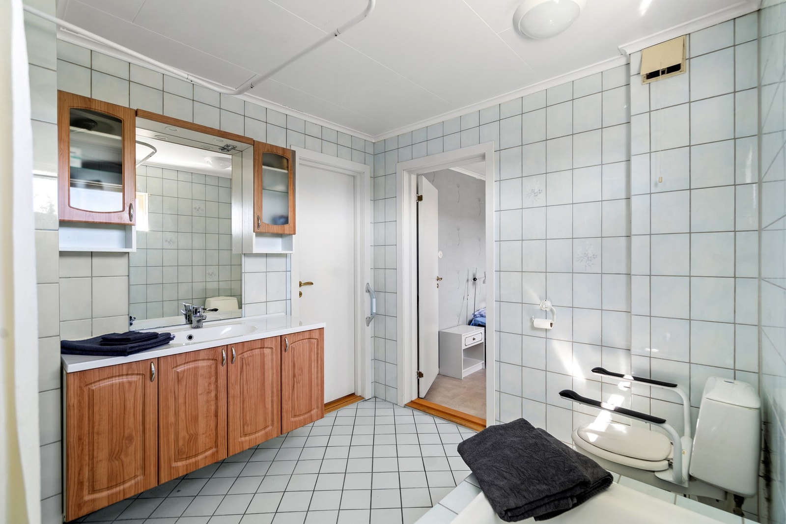 Flislagt bad med eldre innredning - Moderniseringsbehov Galleribilde