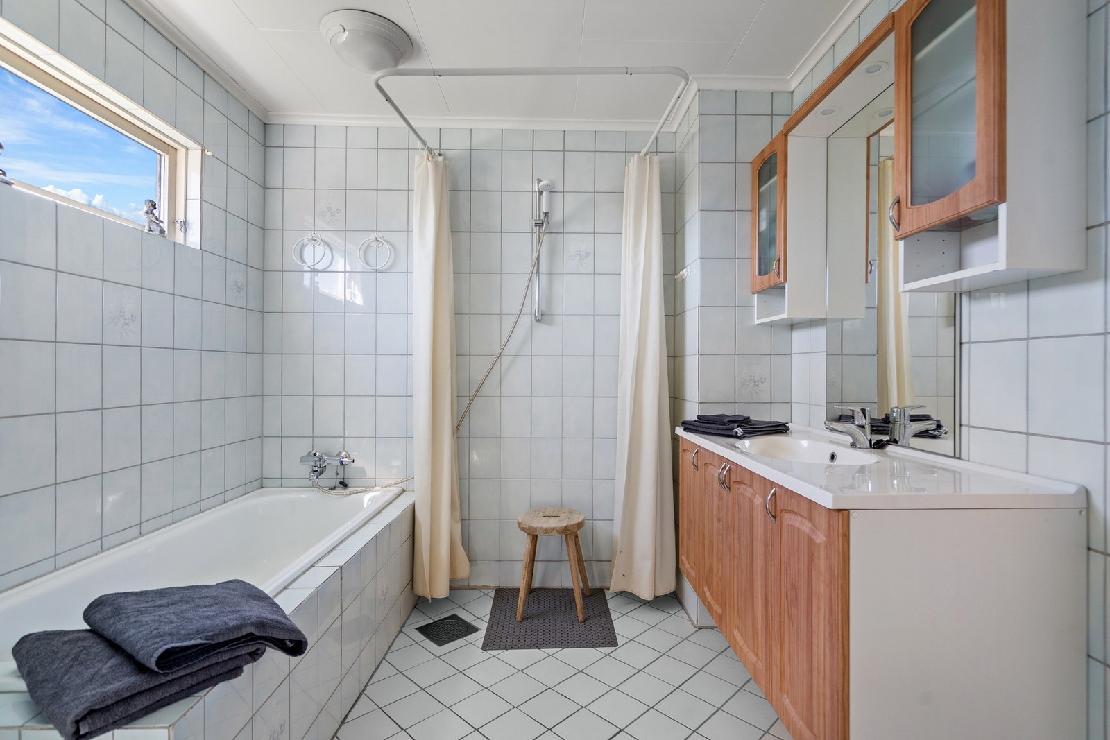 Badet er innredet med både dusjløsning og badekar Galleribilde