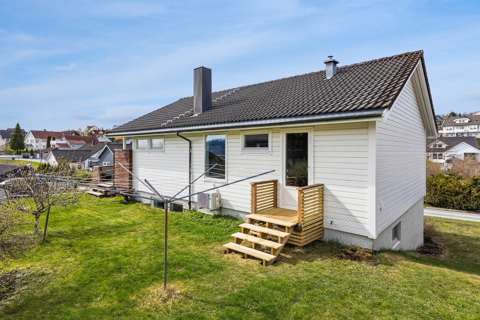 Eiendommen har gode solforhold med sol store deler av dagen. Galleribilde