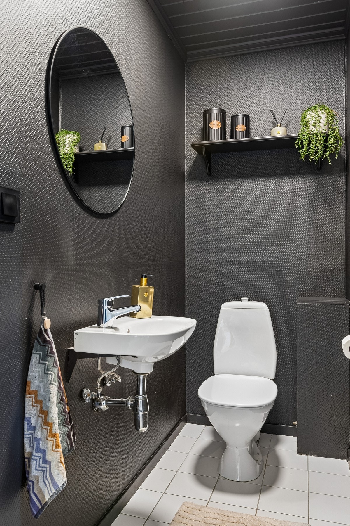 Separat toalettrom ved siden av badet. Galleribilde