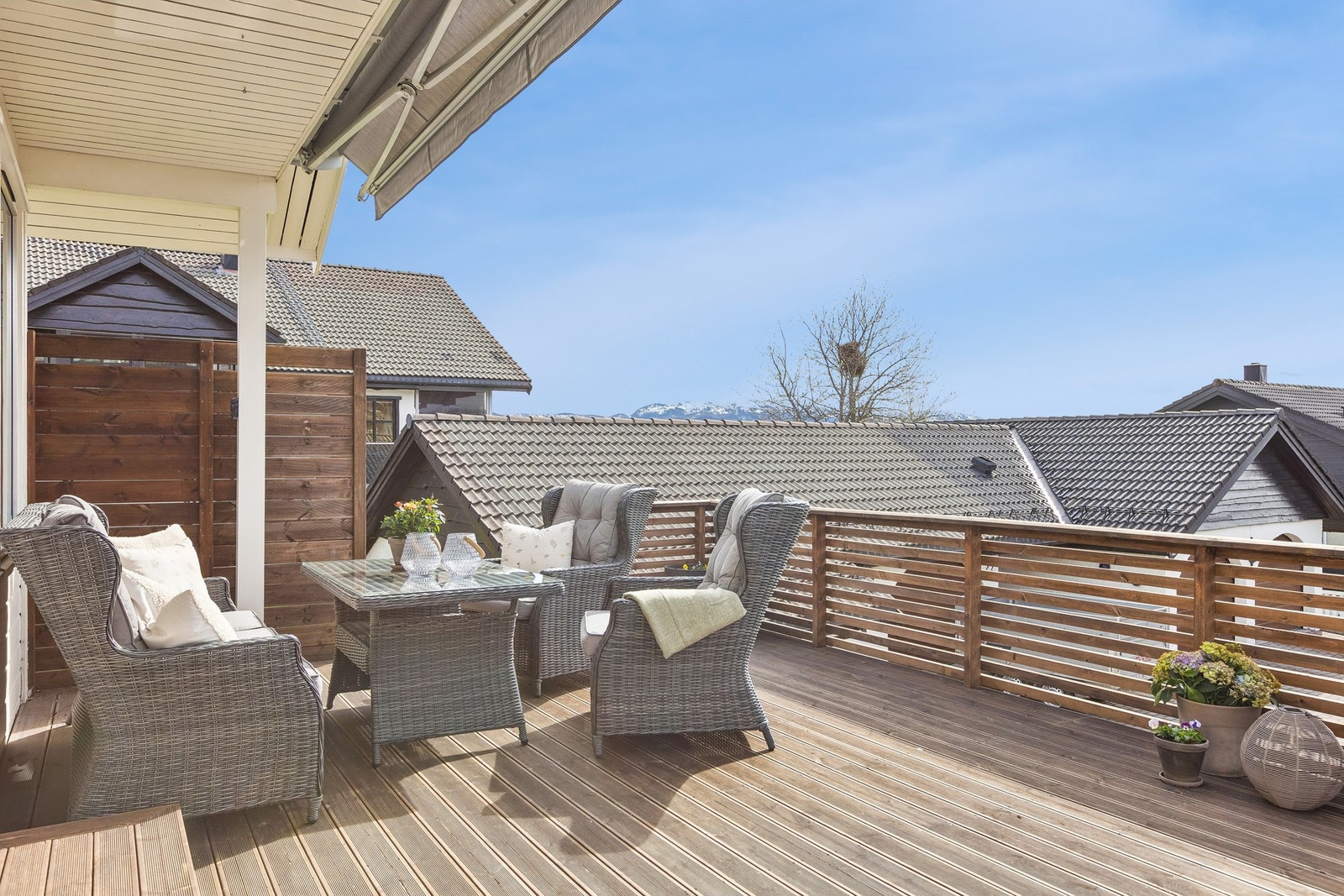 Romslig terrasse med gode sol- og utsiktsforhold. Her er det enkelt å innrede etter eget ønske og behov. Galleribilde
