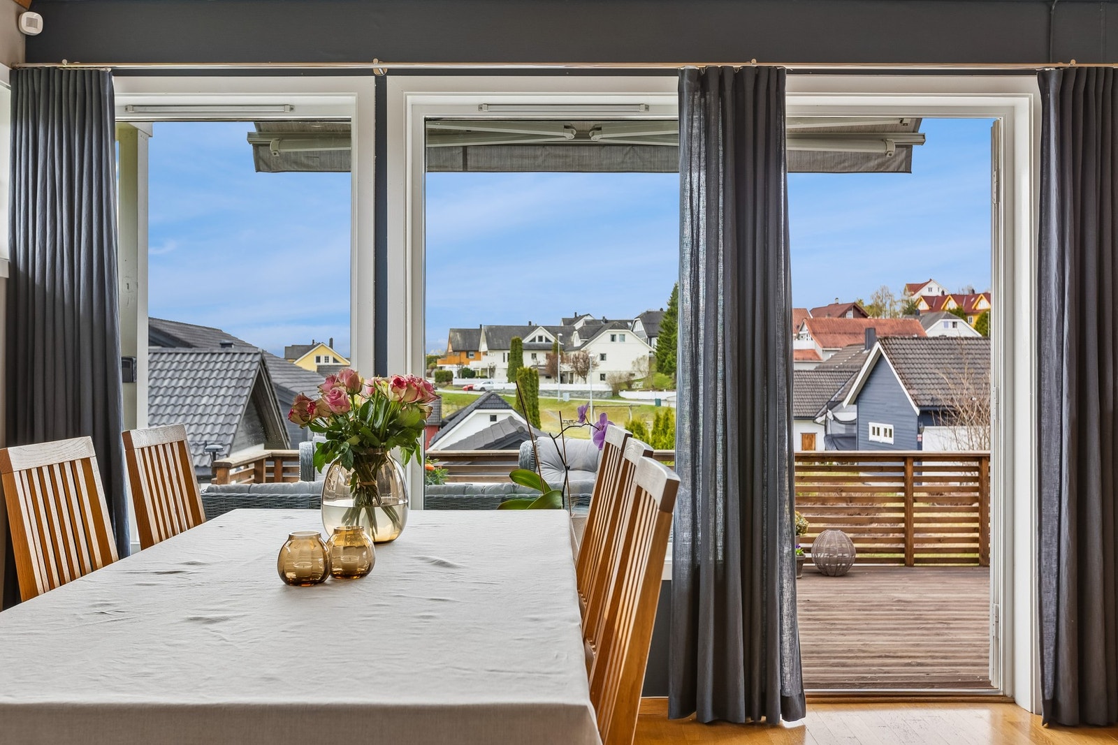 Direkte utgang til veranda fra stuen. Galleribilde