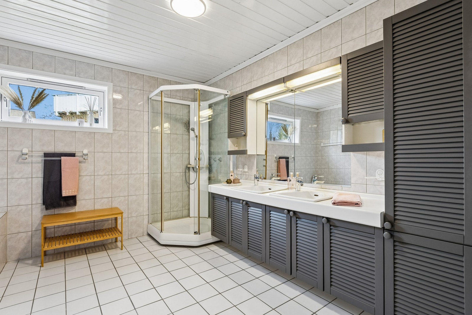 Badet er på 9,5 kvm og er flislagt, med varmekabler i gulv. Galleribilde