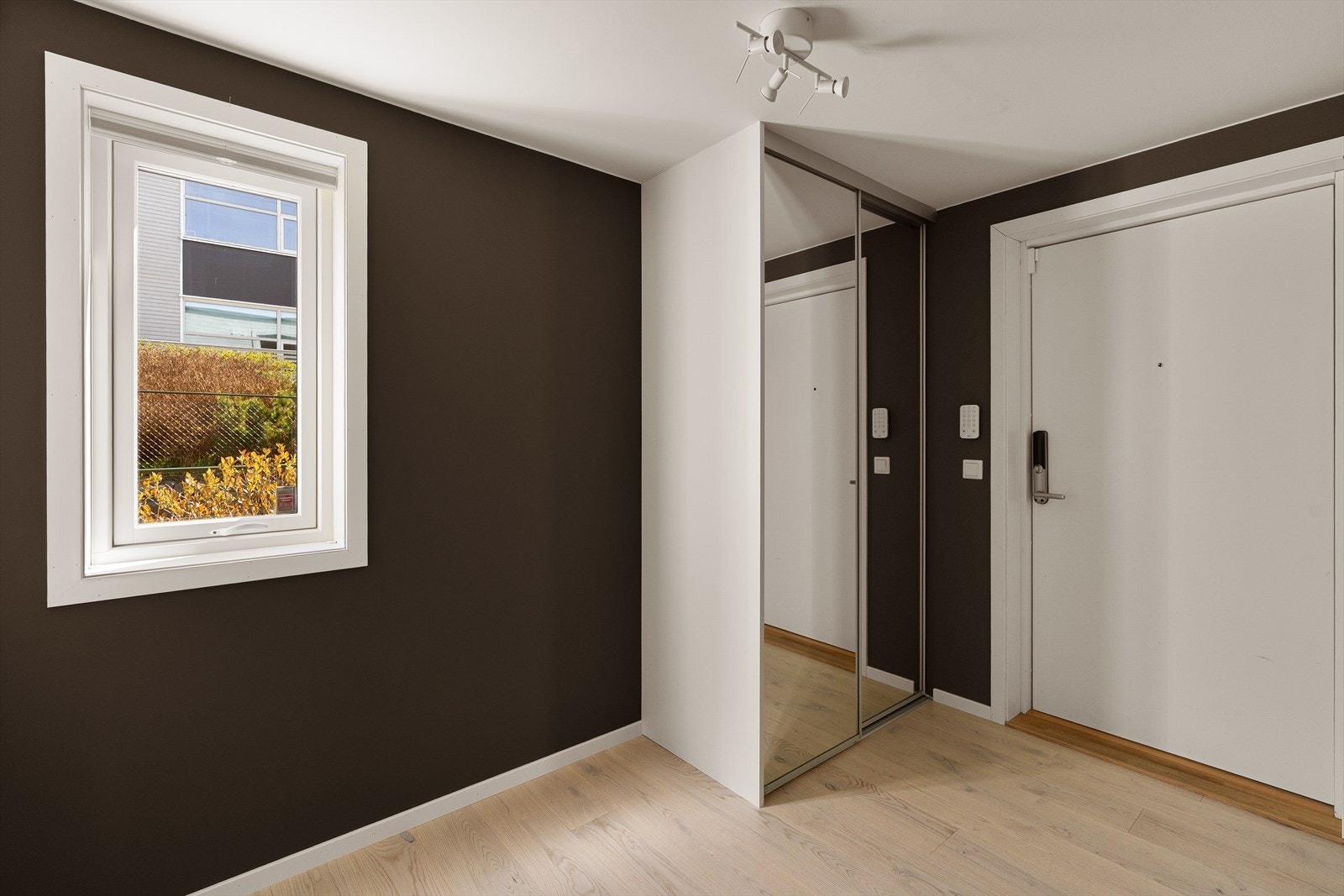 Entréen har plass til oppbevaring i en skyvedørsgarderobe med speilfronter. Galleribilde