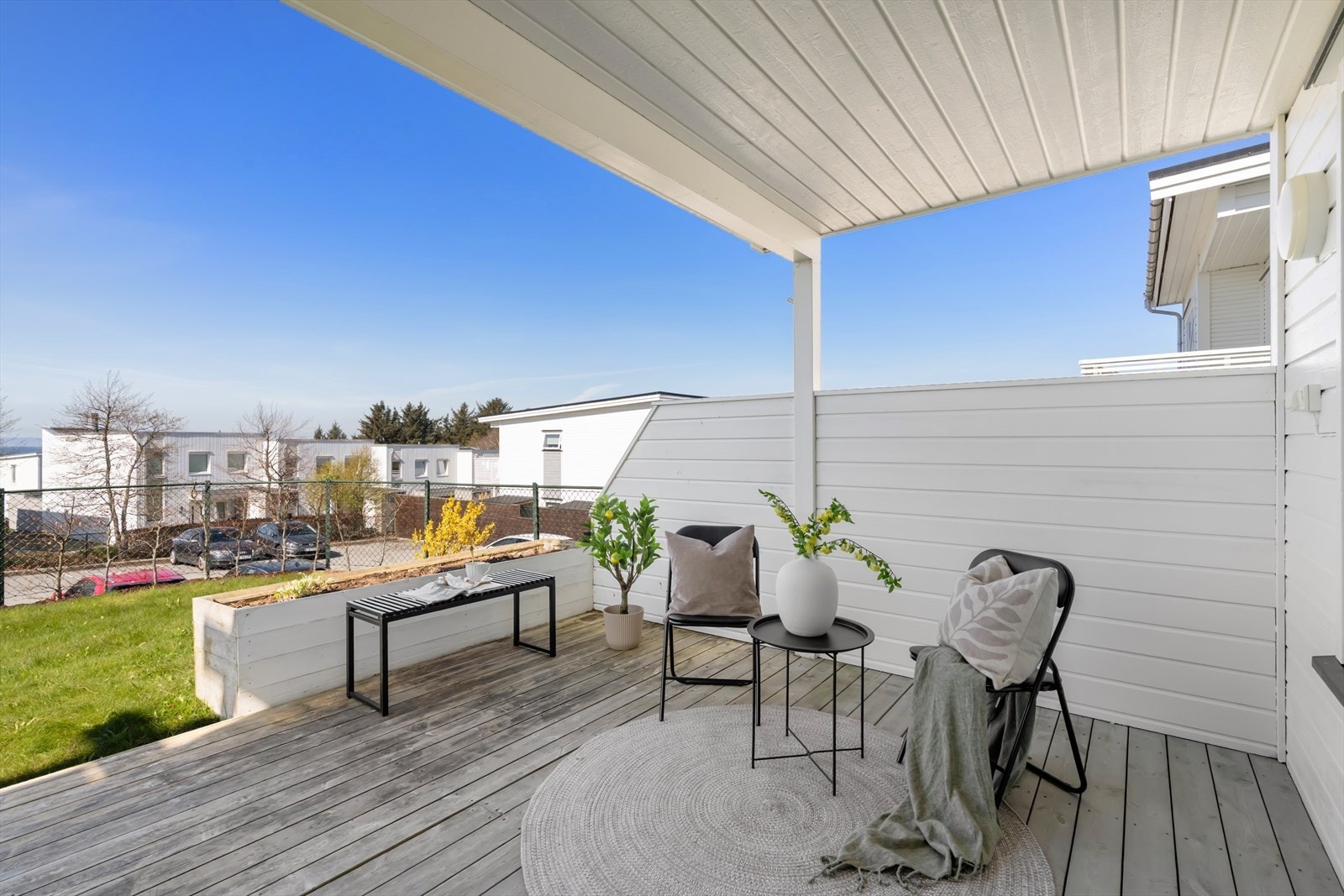 Romslig, delvis overbygget terrasse på 16 kvm. med flere innredningsmuligheter. Galleribilde