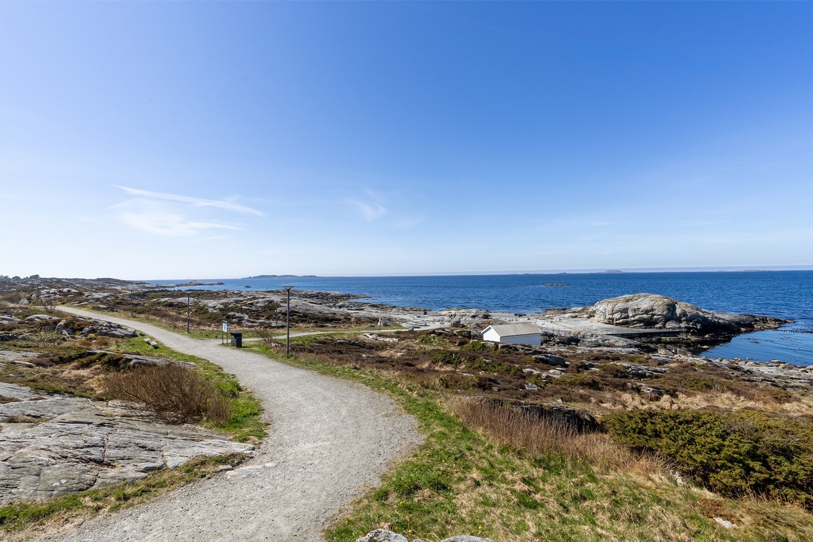 Nærområdet byr på flotte turmuligheter langs kysten, perfekt for rekreasjon. Galleribilde