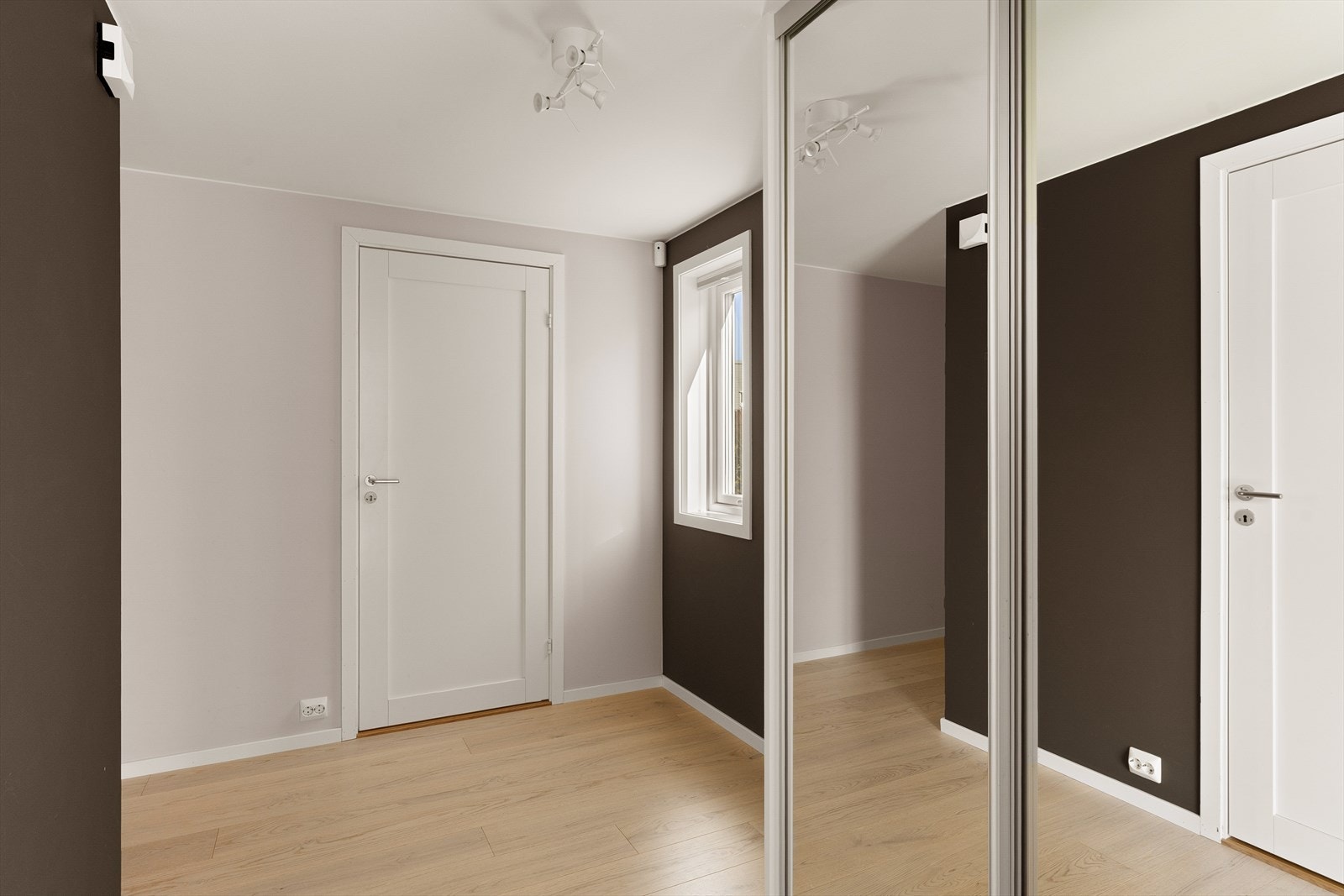 Fra overbygget inngangsparti og med egen inngang kommer man inn i en lys og tiltalende gang. Galleribilde
