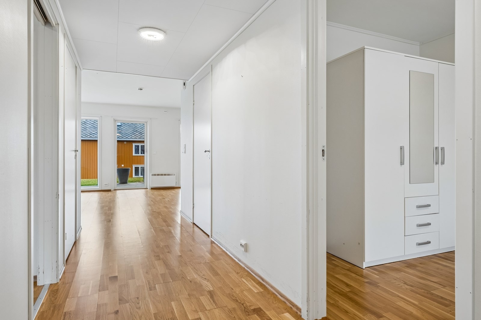 Gang mot stue. Adkomst til 2 soverom, bad og sportssbod. Galleribilde