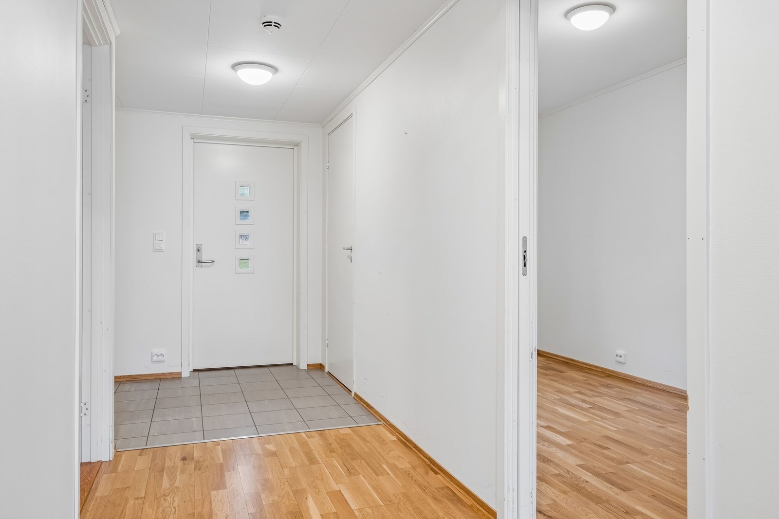 Inngangsparti. Varmekabler i gulv. Galleribilde