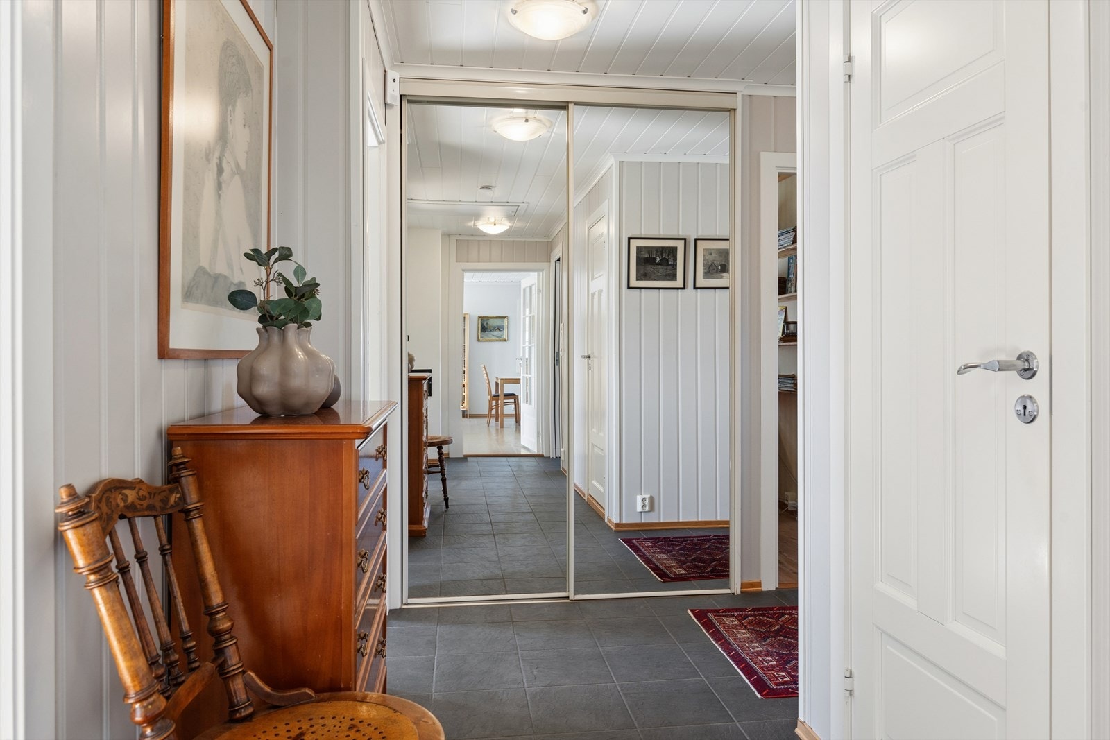 Flislagt og trivelig entré, med varmekabler og skyvedørsgarderobe. Galleribilde