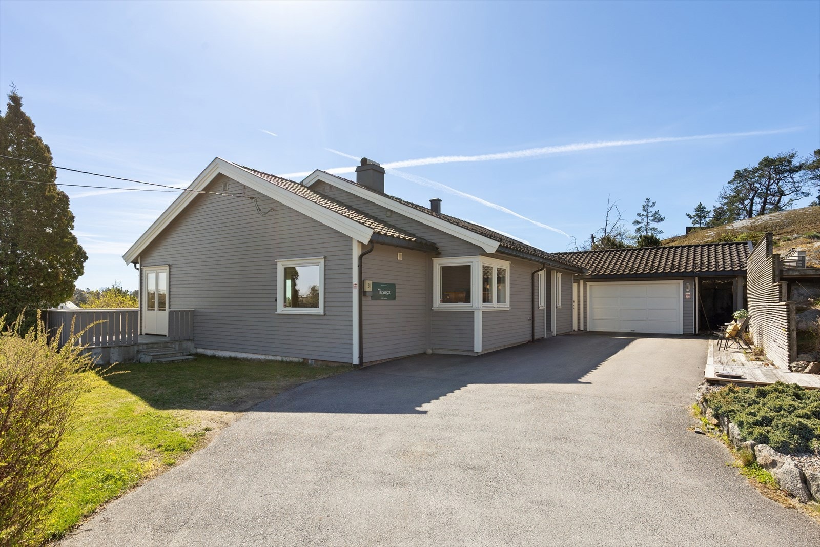 Romslig og lang gårdsplass, romslig garasjen i enden. Galleribilde