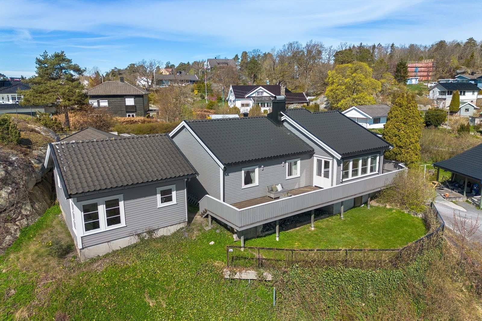 Lettstelt hage foran terrassen. Galleribilde