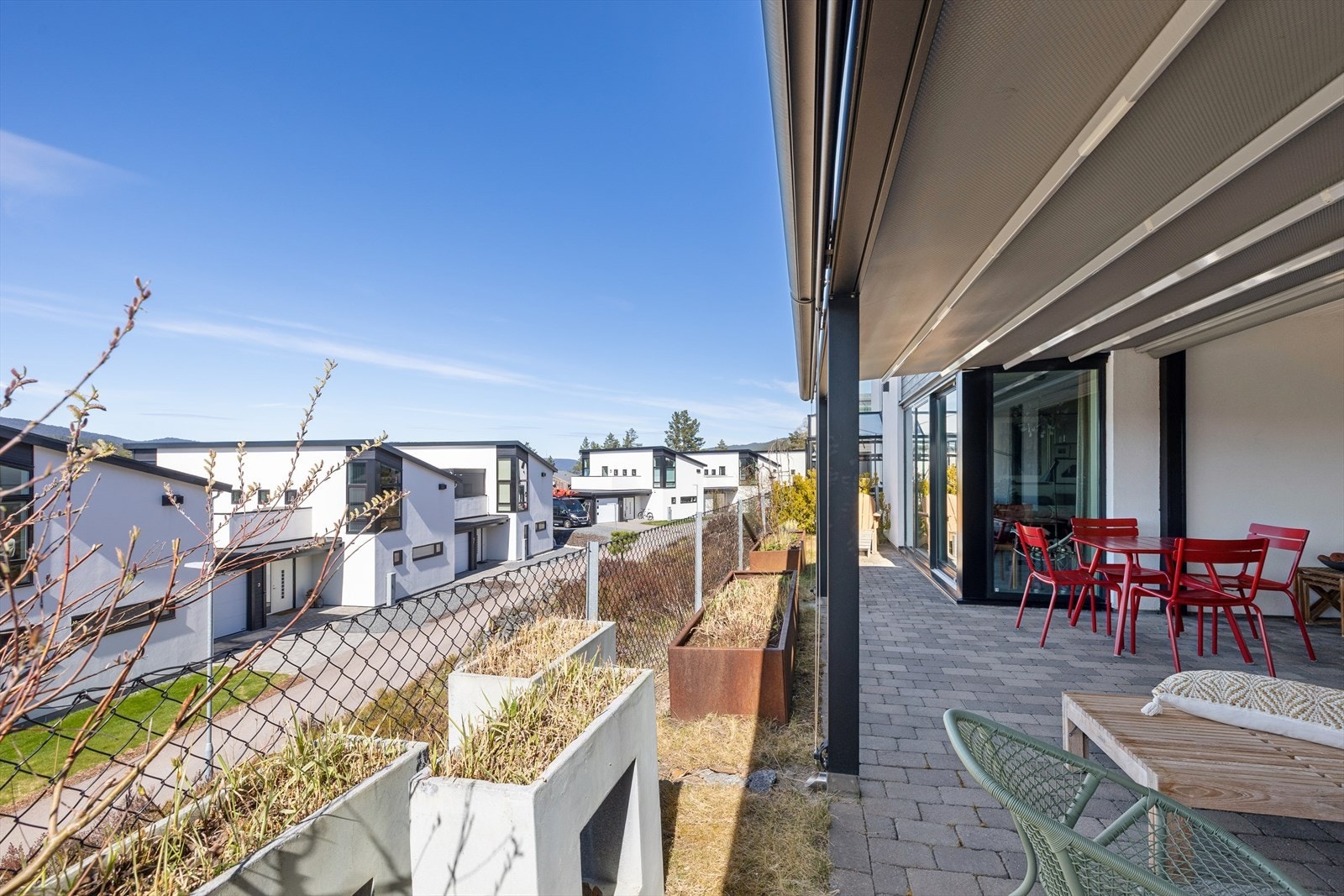 Pergolaen er påkostet med schreens som gjør at man hele tiden kan ha den optimale kombinasjon av sol og skygge. Galleribilde