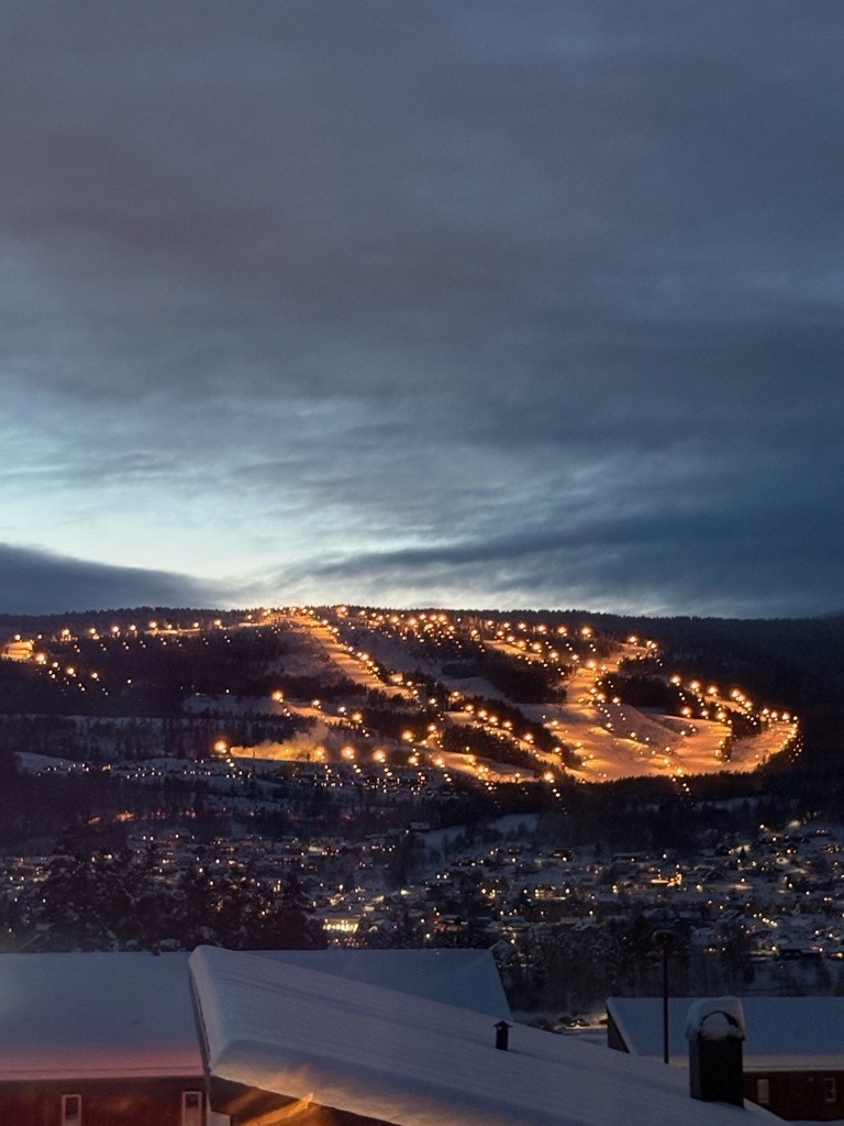 Flott utsikt til Kongsberg Skisenter, sommer som vinter. I vinterhalvåret skaper lyssettingen i Skisenteret en ekstra koselig stemning. Galleribilde