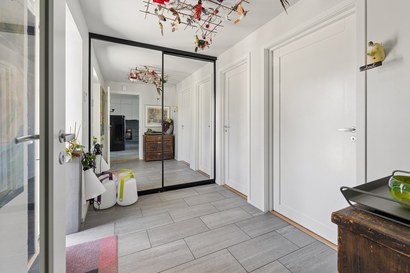 Skyvedørs garderobe med god plass for oppbevaring av klær. Flislagt gulv med vannbåren gulv varme. Galleribilde