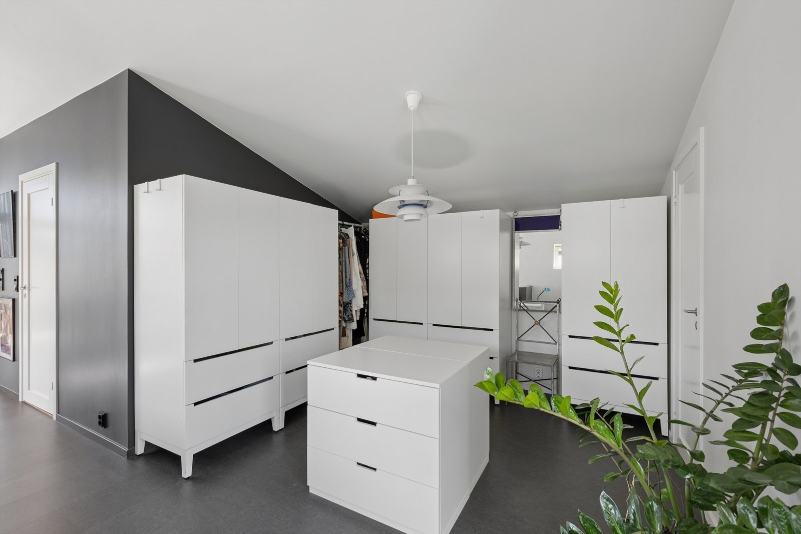 Stor og praktisk garderobe, som medfølger i salget. Galleribilde