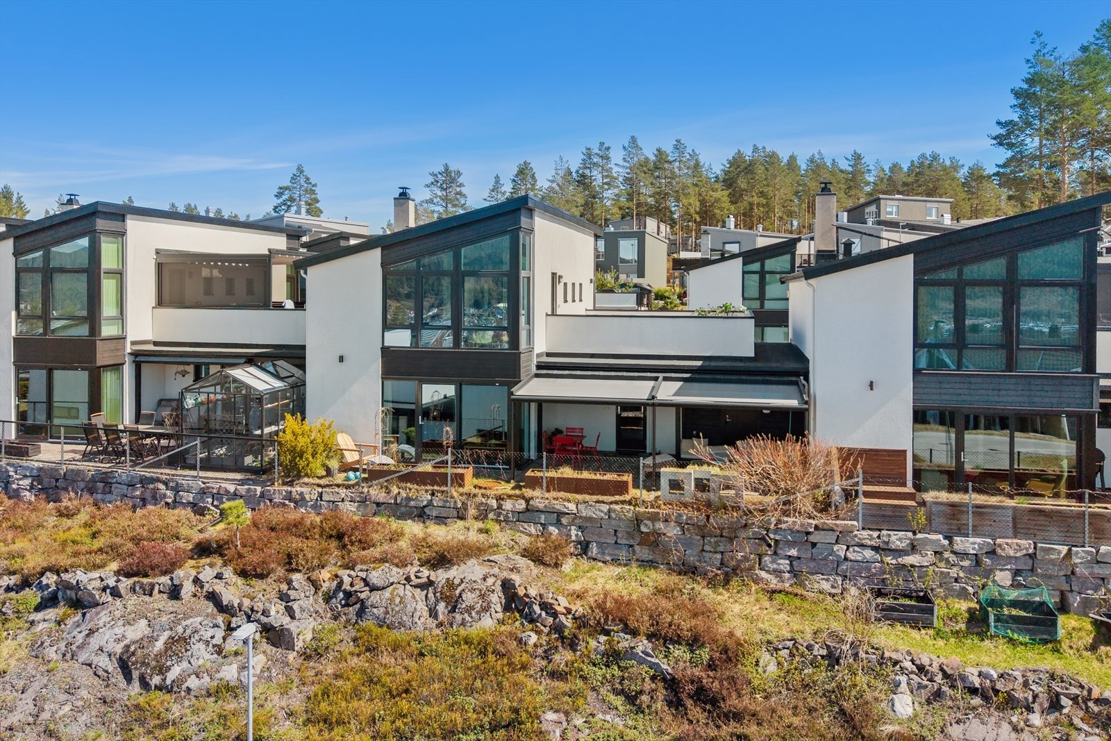 Eiendommen ligger i et attraktivt og familievennlig område på Gamlegrendåsen Nord med gode solforhold. Galleribilde
