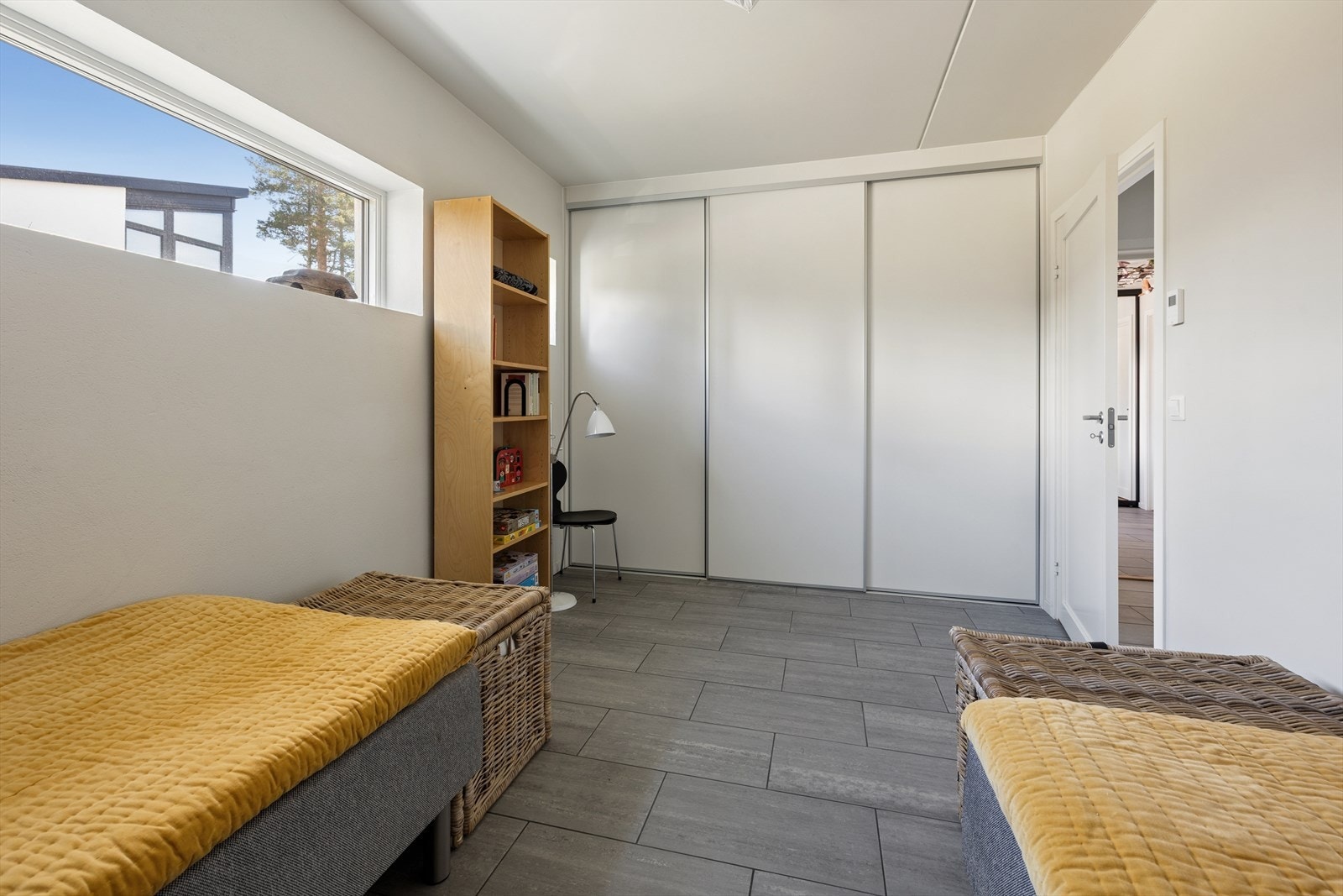 Stor og praktisk skyvedørs garderobe, som fyller hele veggen. Galleribilde