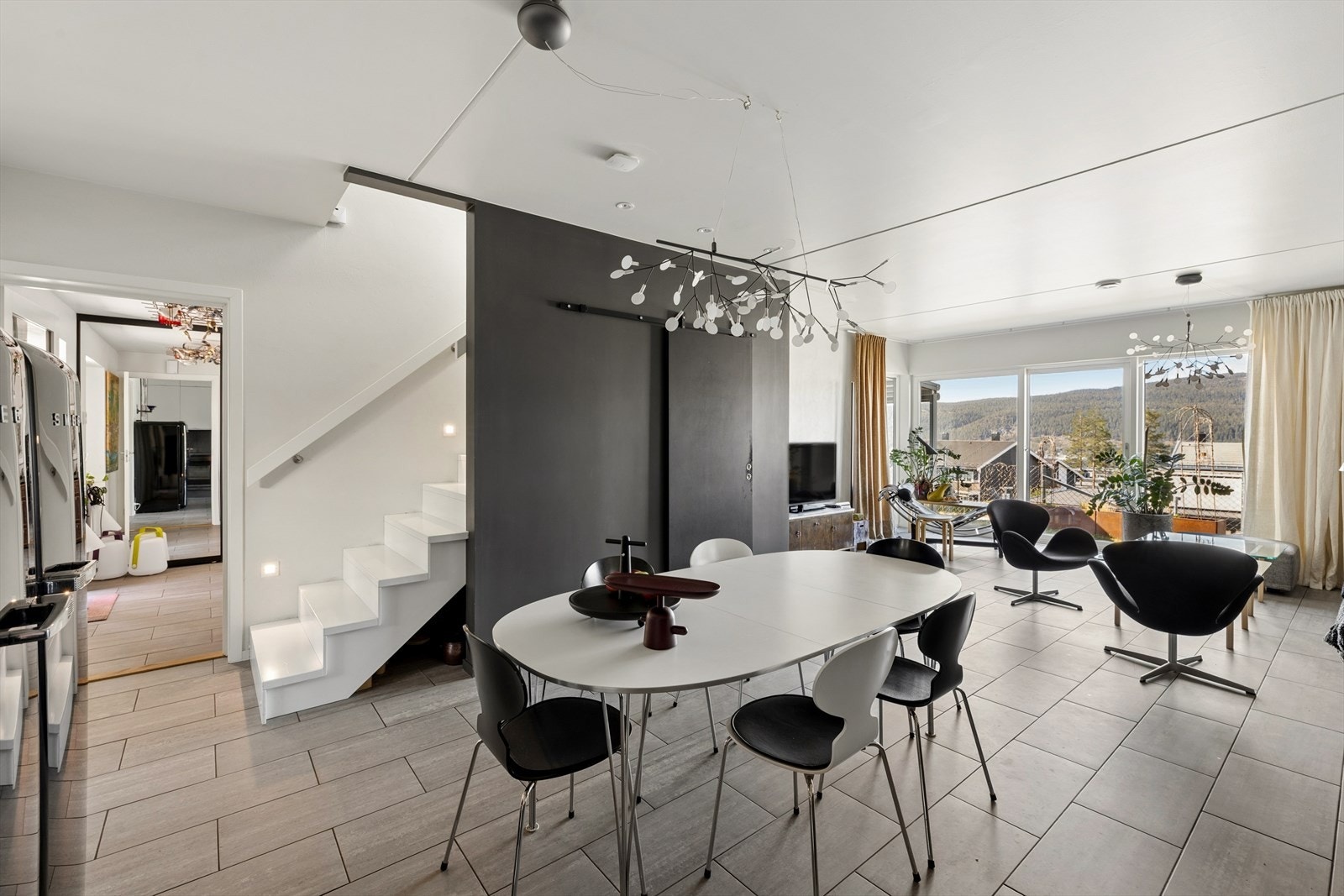 Smart plassert bod med skyvedør under trappen. Her er det meget god lagringsplass. Galleribilde