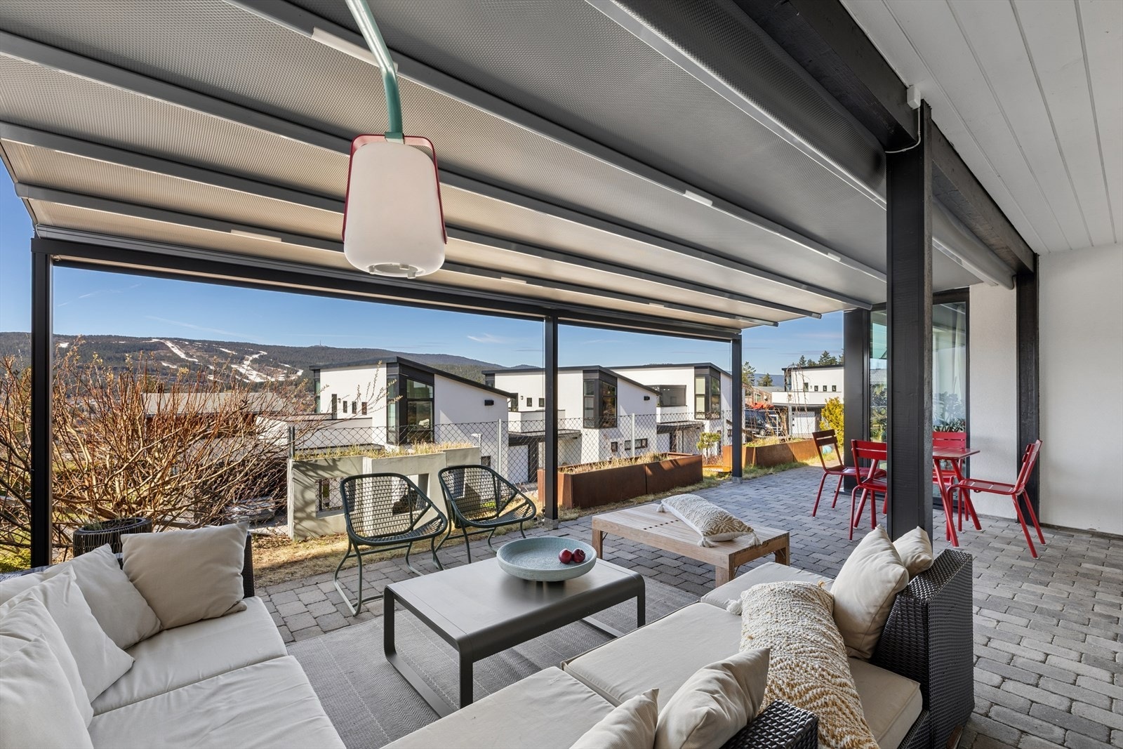 Stilig og praktisk pergola på baksiden av boligen, med utsikt mot Funkelia. Galleribilde