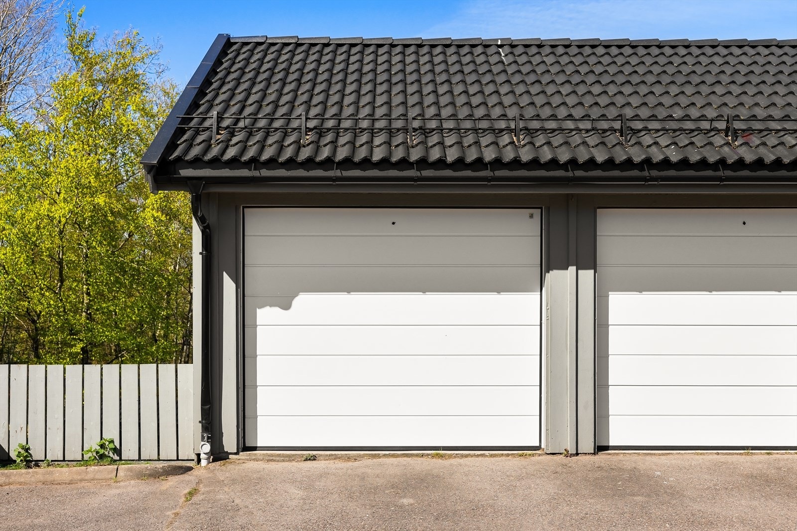 Garasjen er oppført i trekonstruksjon med utvendig stående kledning. Galleribilde