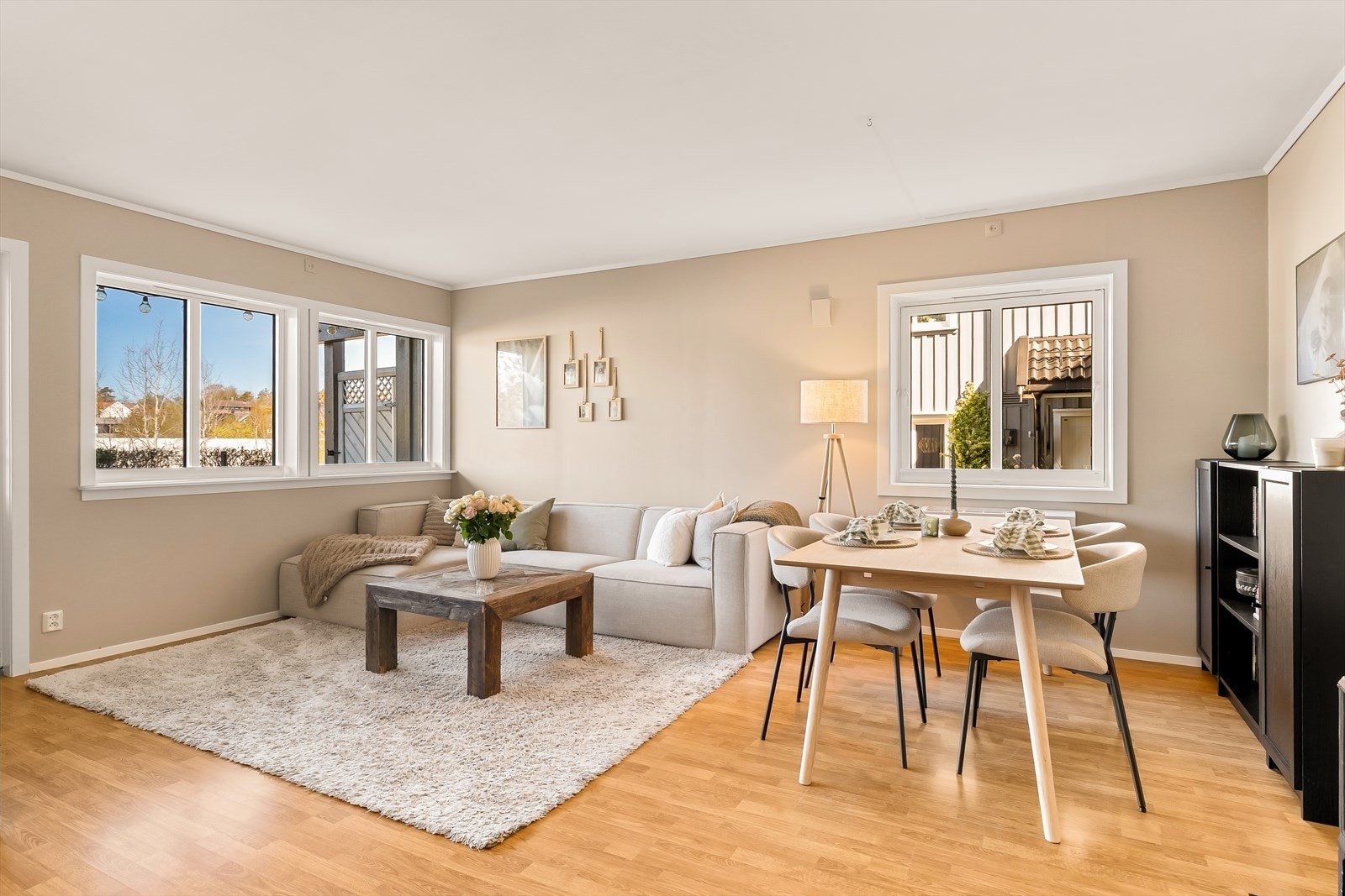 Gulvene er belagt med slitesterkt laminat som gir et moderne og helhetlig uttrykk, samtidig som det er praktisk i bruk og enkelt å vedlikeholde. Veggene er malt i en dus og tidsriktig fargetone som gir rommet en rolig og elegant karakter. Galleribilde
