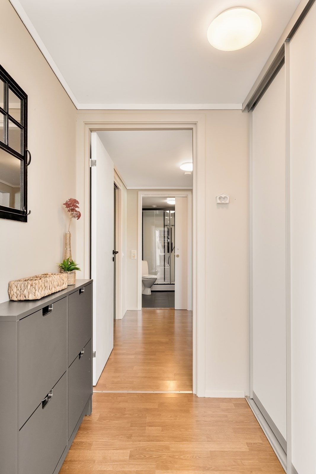 Gangen er utstyrt med en praktisk skyvedørsgarderobe som gir rikelig med oppbevaringsplass og bidrar til en ryddig og funksjonell entrésone. Galleribilde