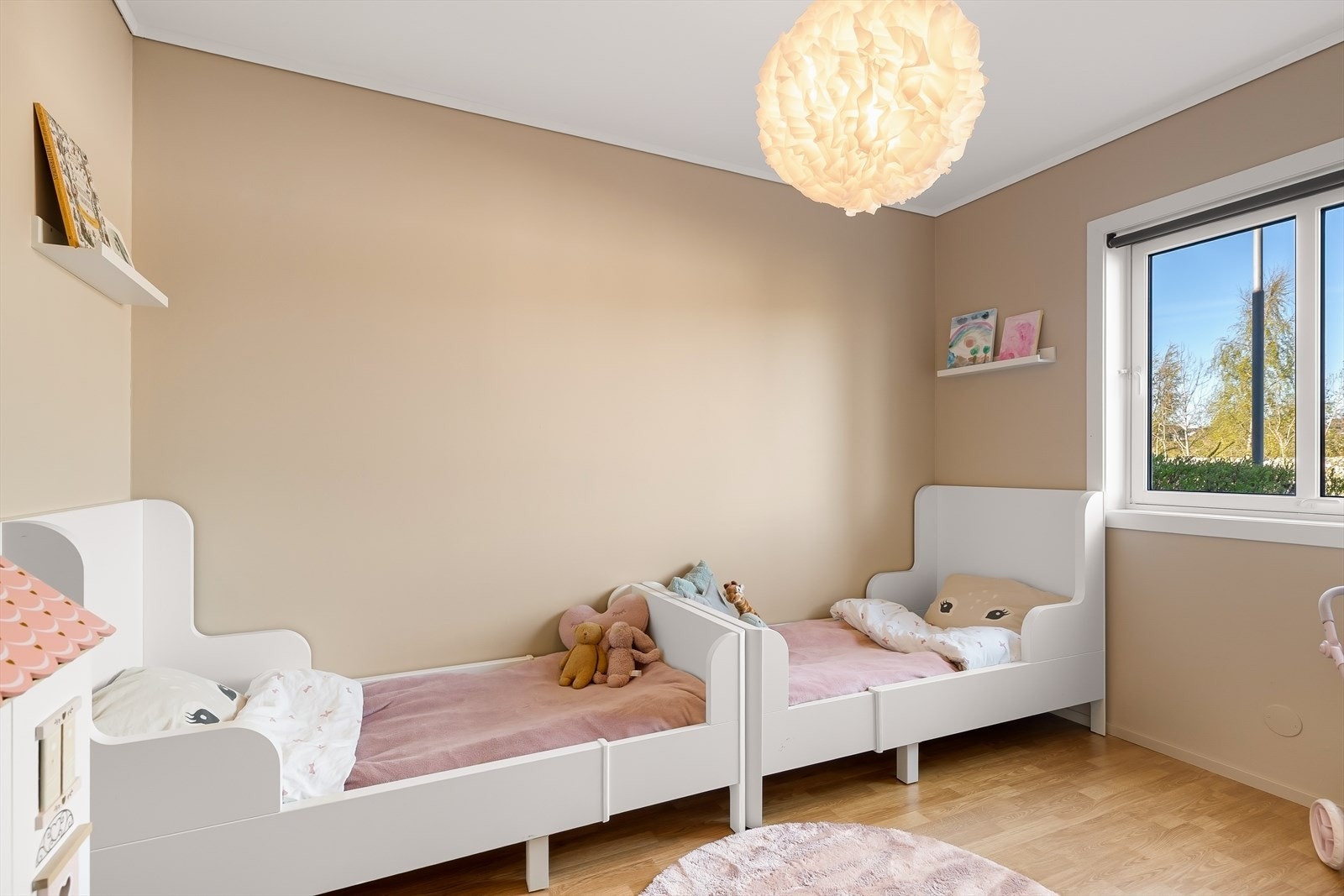 Rommet har en fin størrelse med plass til seng, garderobeløsning og eventuelt skrivebord, noe som gir gode muligheter for en praktisk og funksjonell innredning. Galleribilde