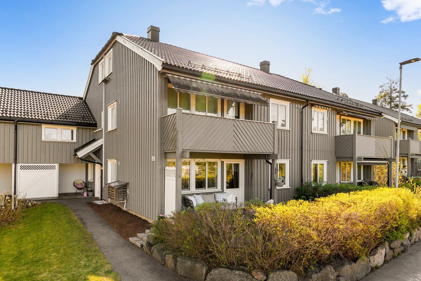 Adkomsten til boligen skjer via asfalterte gangveier som gir et ryddig og vedlikeholdsvennlig uttrykk. Galleribilde