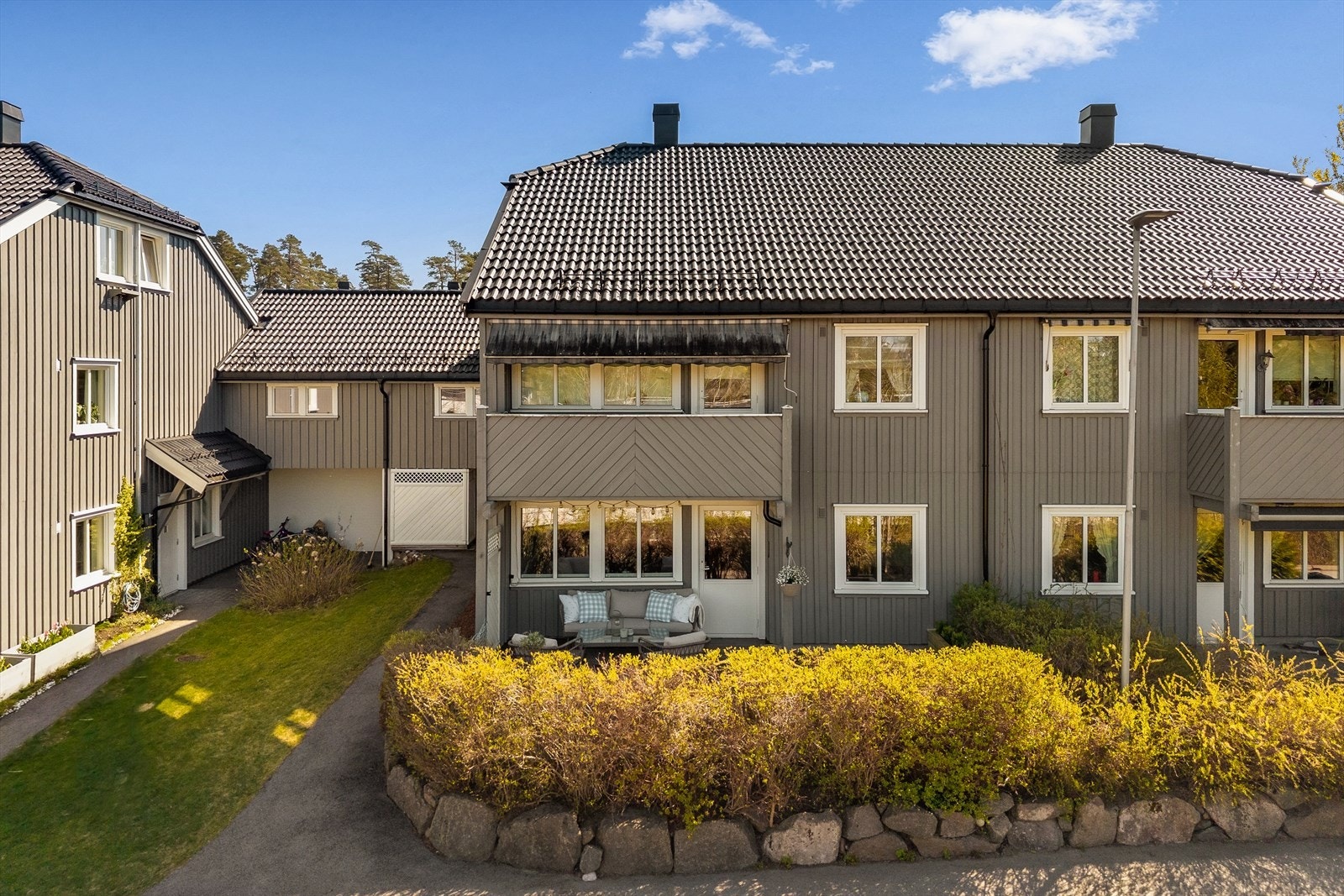Bygningen er oppgradert med ny kledning og etterisolering av nordveggen. Galleribilde