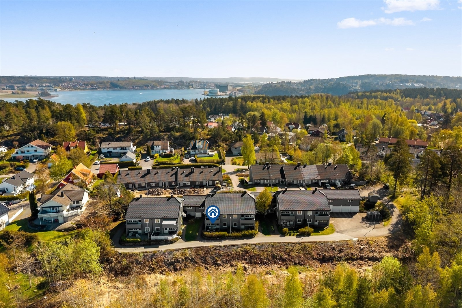 Området byr på rike muligheter for en aktiv livsstil. Like i nærheten finner man både Hogsnesåsen Balløkke og Hogsnes nærmiljøanlegg, som gir gode tilbud for lek, idrett og sosiale aktiviteter for både små og store. Galleribilde