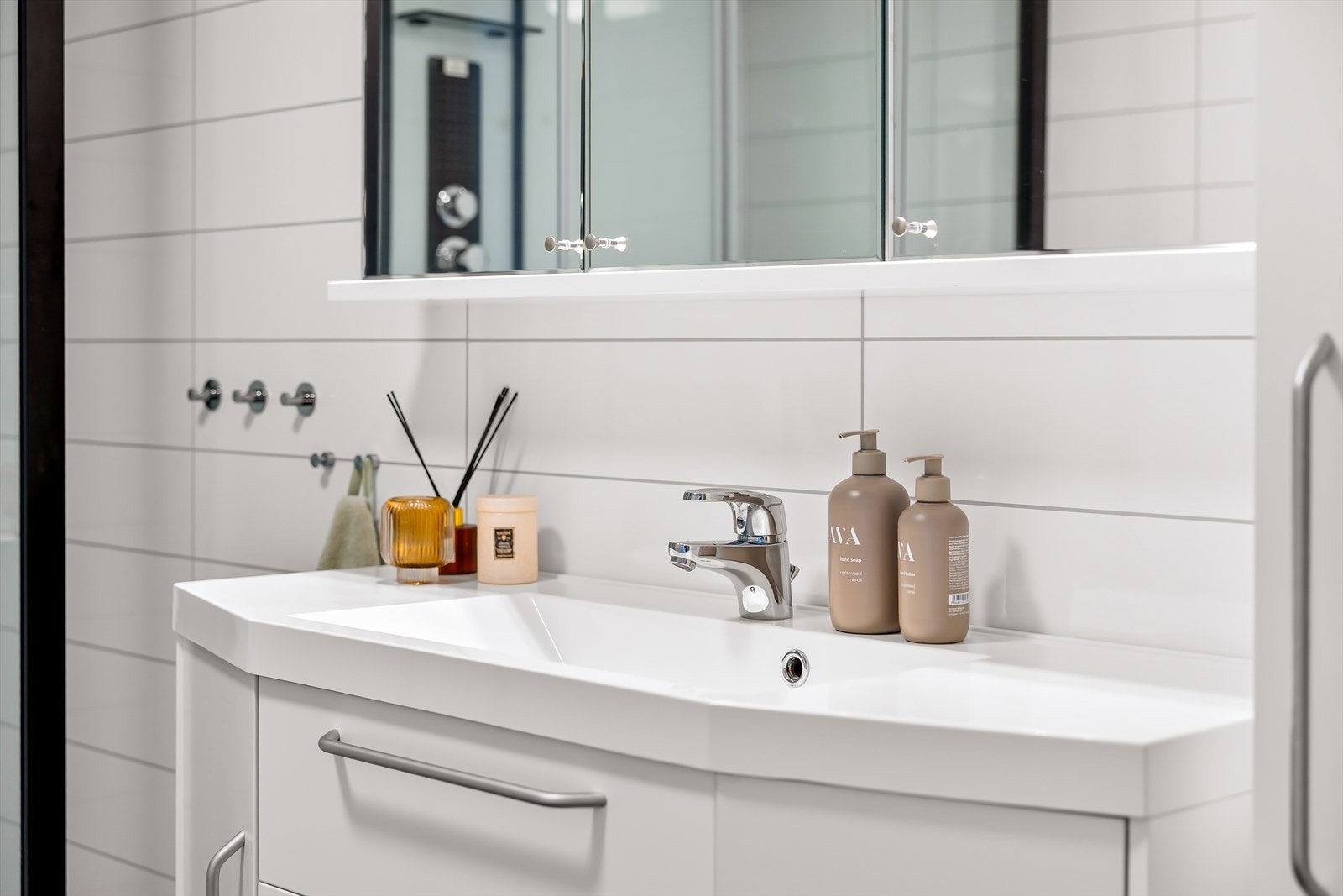 Badet fremstår som et praktisk rom som dekker de daglige behovene på en god måte. Galleribilde