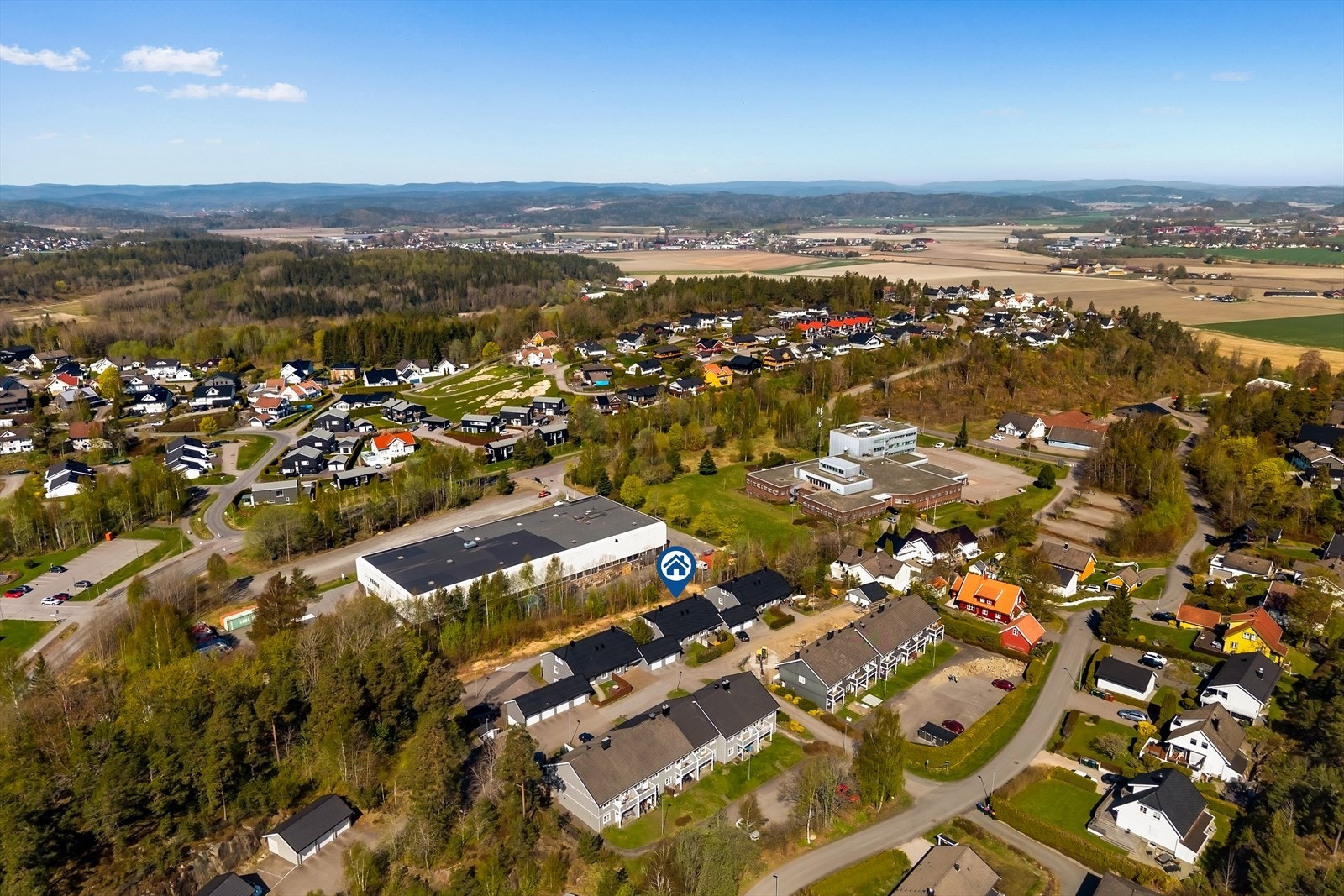 Fra leiligheten er det kort vei til både skoler og barnehager. Galleribilde
