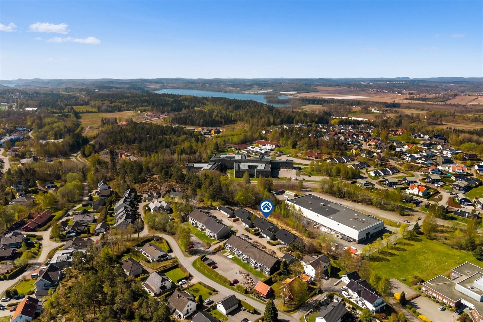 Eiendommen har en attraktiv og familievennlig beliggenhet på Hogsnesåsen - et veletablert og rolig boligområde som er spesielt godt tilrettelagt for en trygg og komfortabel hverdag. Galleribilde